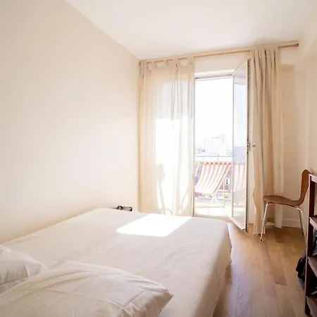 Bright Apt With View & Balcony Near Montmartre アパート パリ