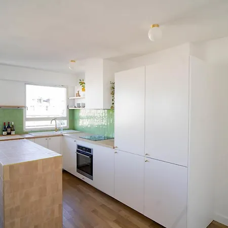Bright Apt With View & Balcony Near Montmartre アパート パリ