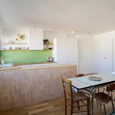 Bright Apt With View & Balcony Near Montmartre パリ
