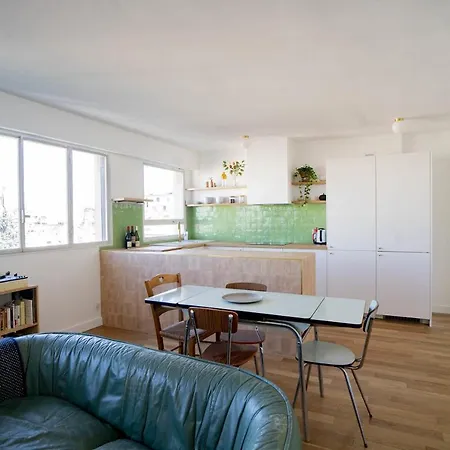 Bright Apt With View & Balcony Near Montmartre パリ